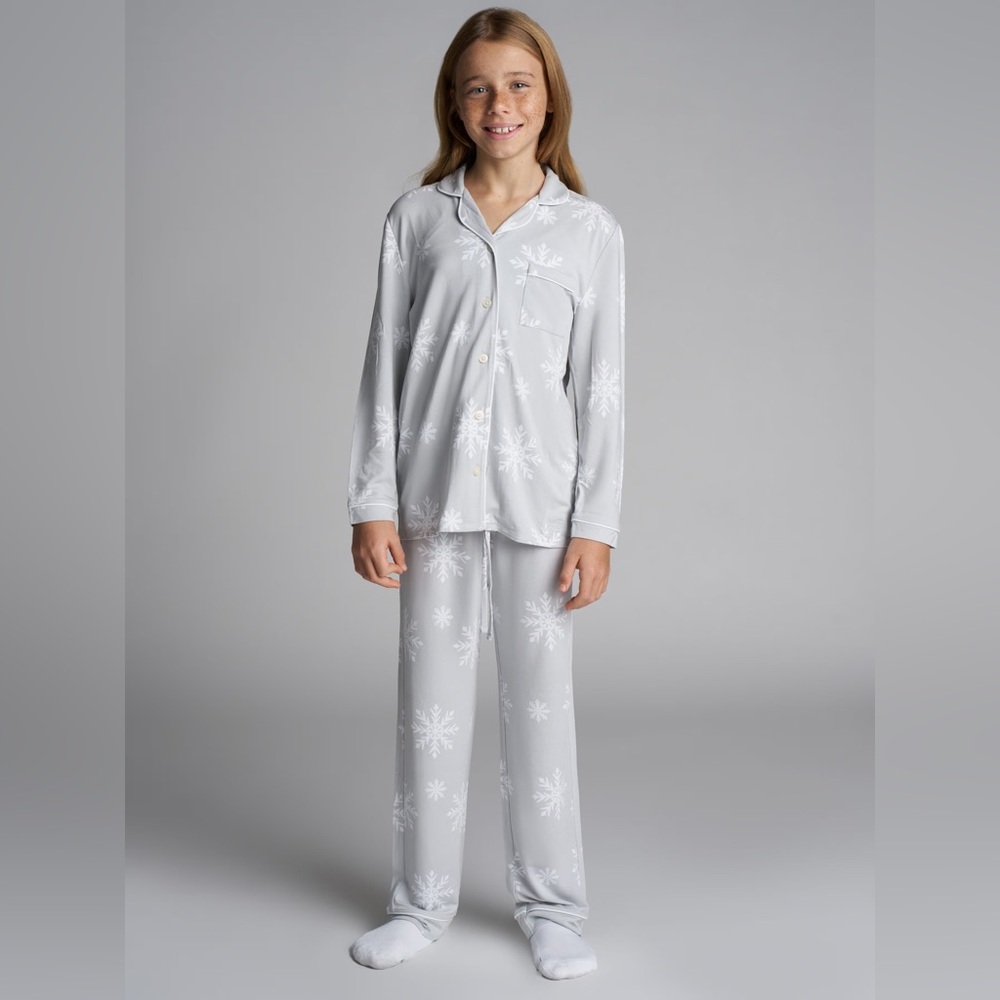 NIB Comfrt Kids Long Pajama Set in Light Gray Snowflake Print